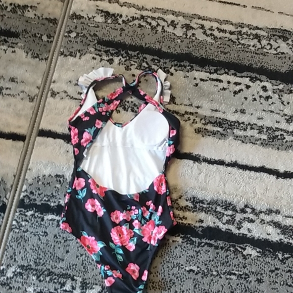 One piece bathing suit - Picture 2 of 3